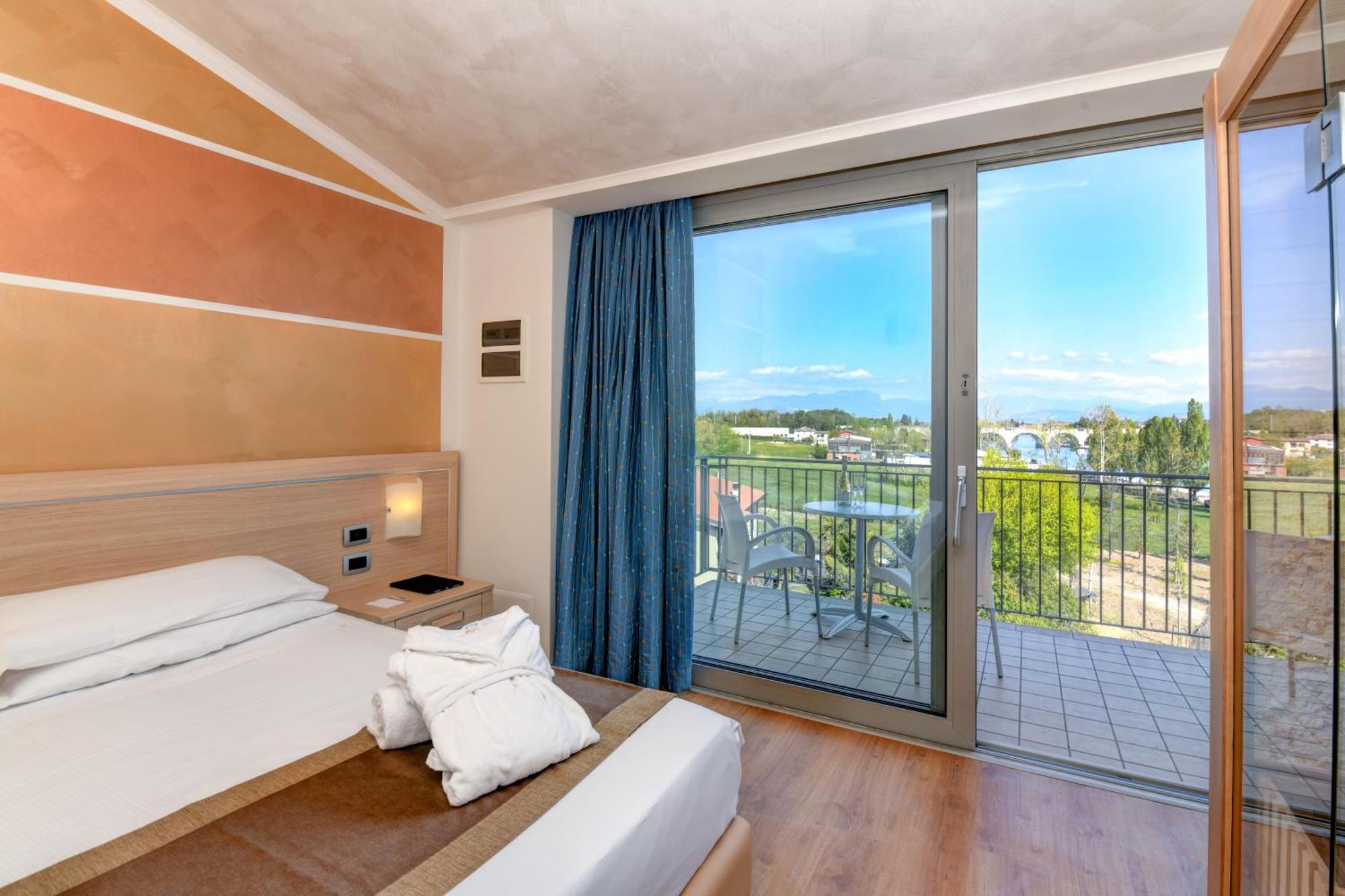 Hotel Rivus Peschiera del Garda Esterno foto